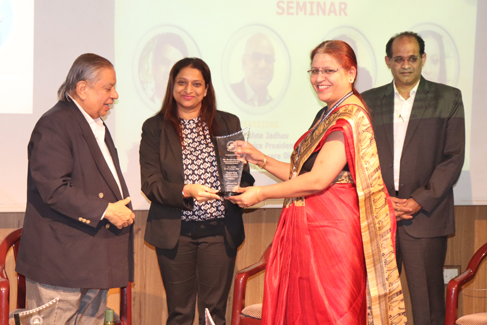 One of the Speaker, Ms Shefali Kanojia  being given a token of appreciation by Dr Smita Jape